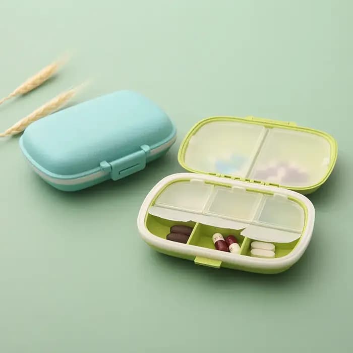 Mini boîte à médicaments avec compartiments pour trois repas par jour