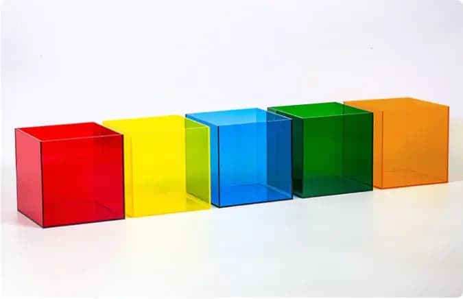 Boîte d'exposition en acrylique translucide coloré