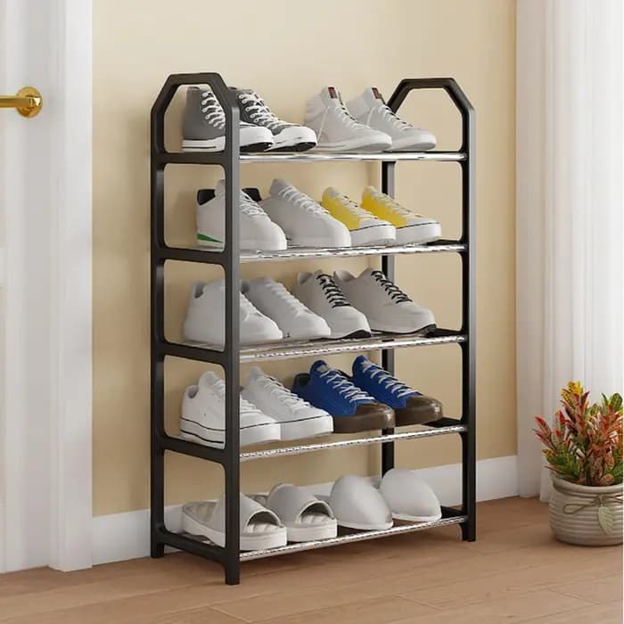 Un simple porte-chaussures à 4/5 niveaux avec accoudoirs pour un accès facile