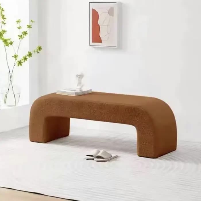 Banc à langer pour chaussures à l'entrée du couloir