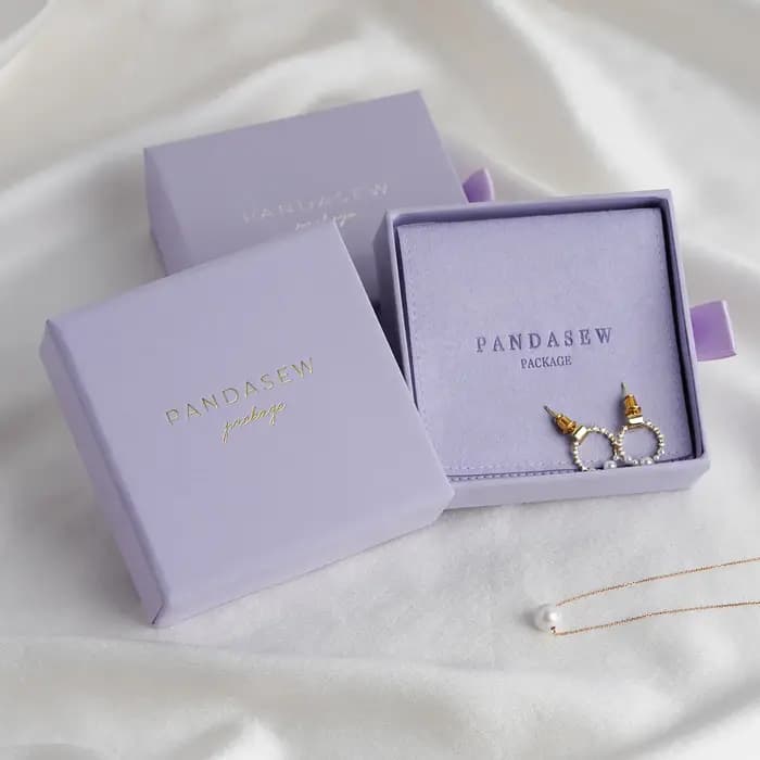 Boîte en carton avec pochette à bijoux en microfibre