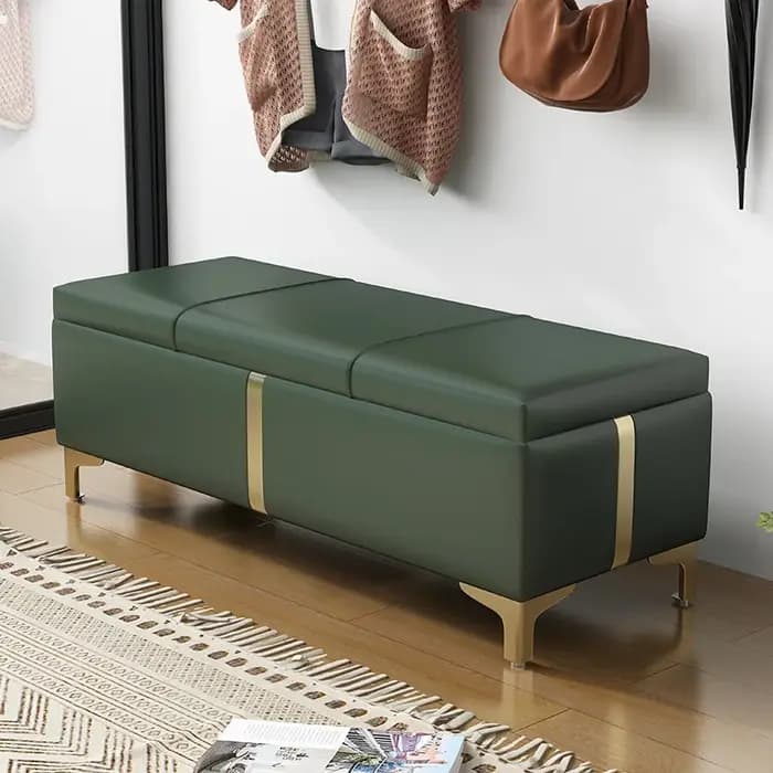 Armoire à chaussures, petit tabouret à l'entrée de la maison