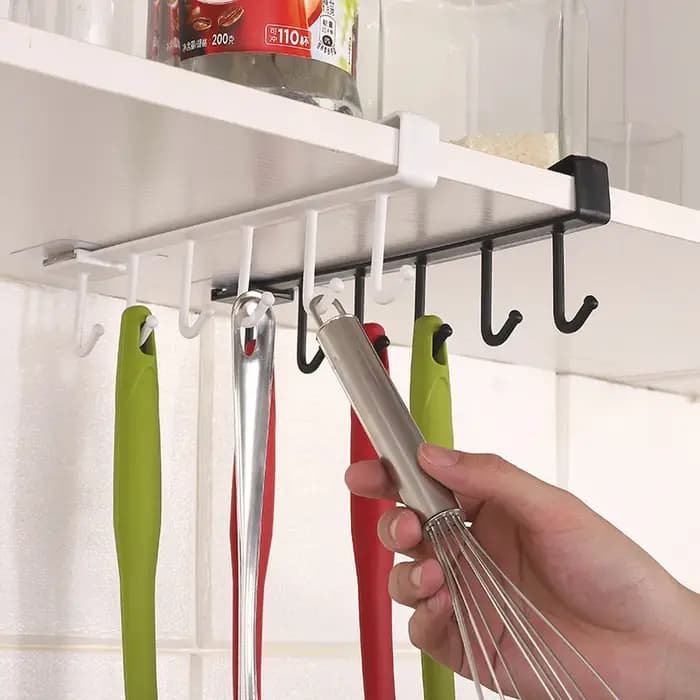 Étagère de rangement en plastique sous les étagères