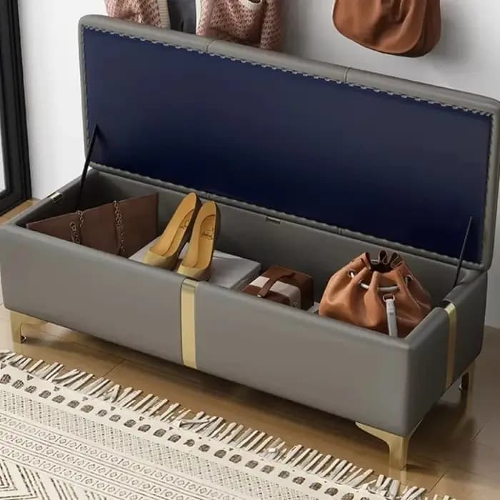 Armoire à chaussures, petit tabouret à l'entrée de la maison