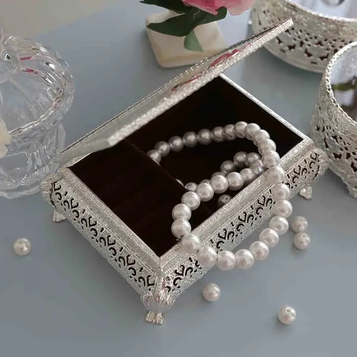 Boîte à bijoux creuse en métal faite à la main