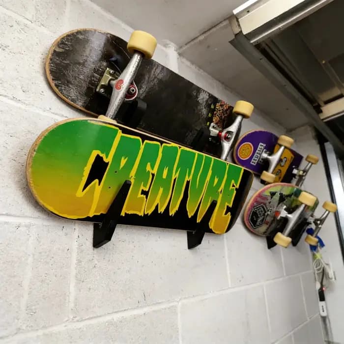 Support mural pour skateboard au design simple et portable