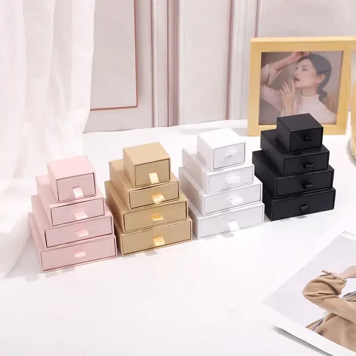 Boîte cadeau en papier blanc