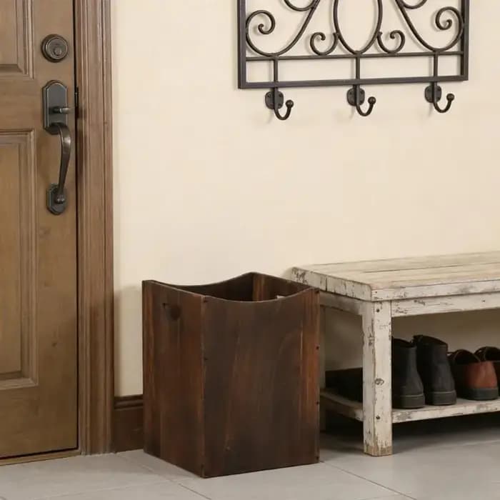 Poubelle en bois dotée d design d'une texture naturelle