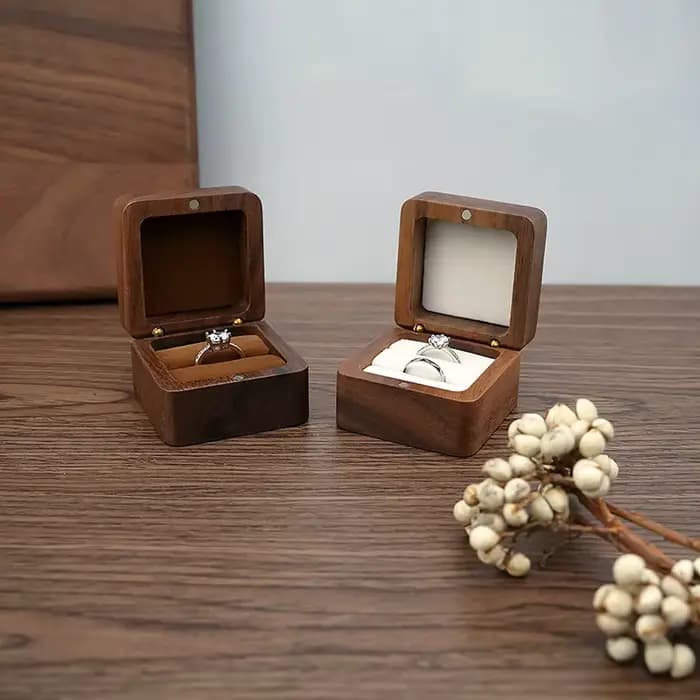 Boîte à bagues en bois doré
