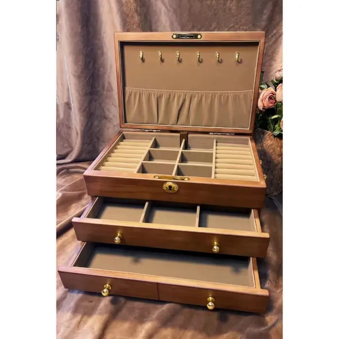 Boîte à bijoux en bois massif
