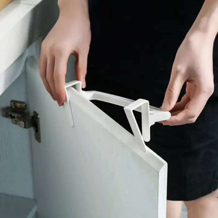 Porte-serviettes au dessus de l'armoire de cuisine