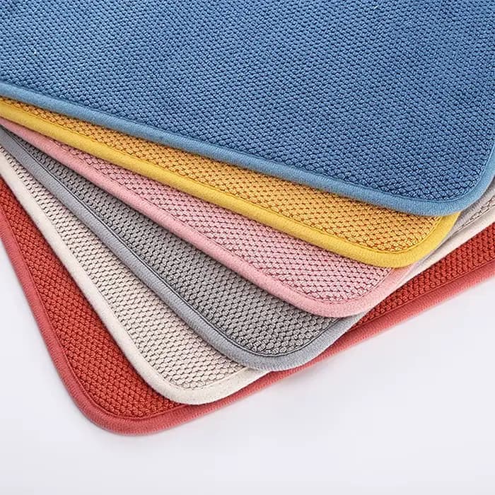 Tapis de séchage de vaisselle dans l'armoire