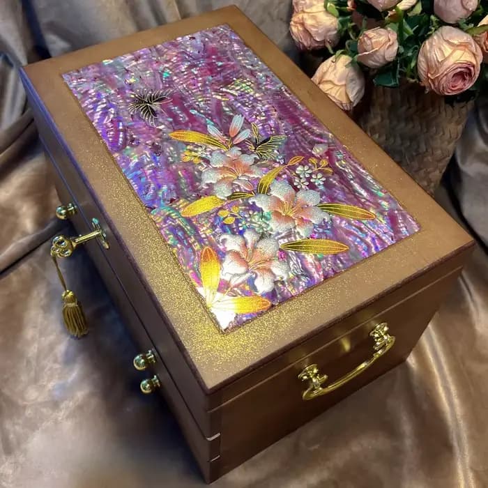 Boîte à bijoux en bois massif