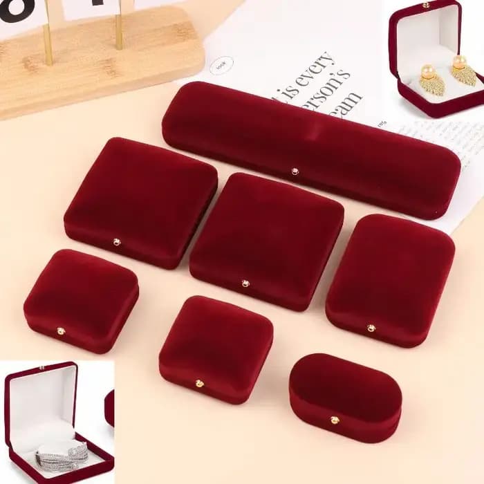 Boîte à bijoux en velours avec boucle dorée pour pendentifs