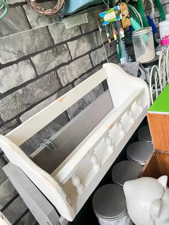 Étagère murale rustique en bois avec broches décoratives