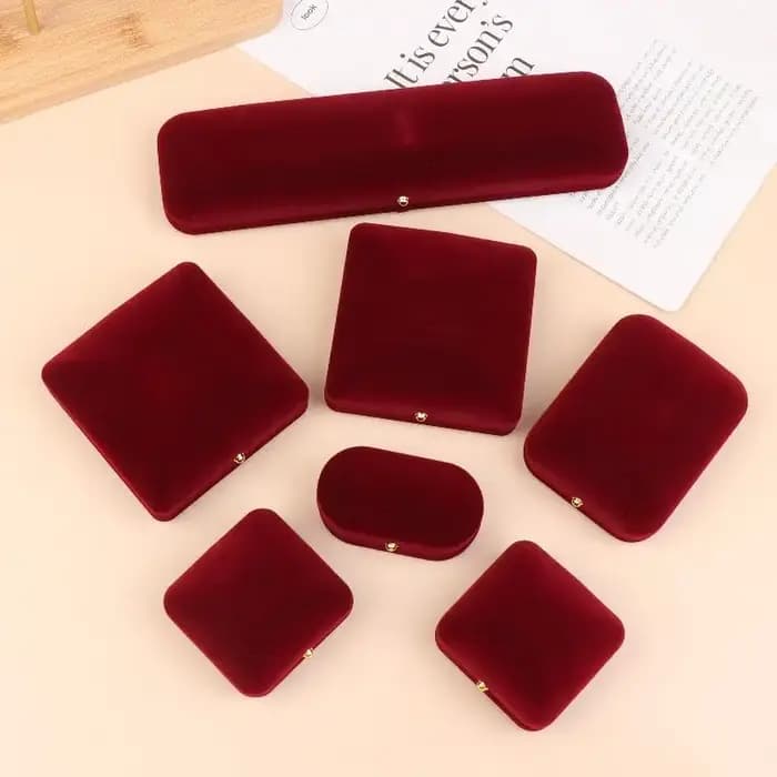 Boîte à bijoux à boucle dorée floquée