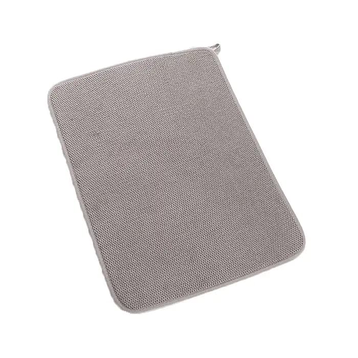 Tapis de séchage de vaisselle dans l'armoire