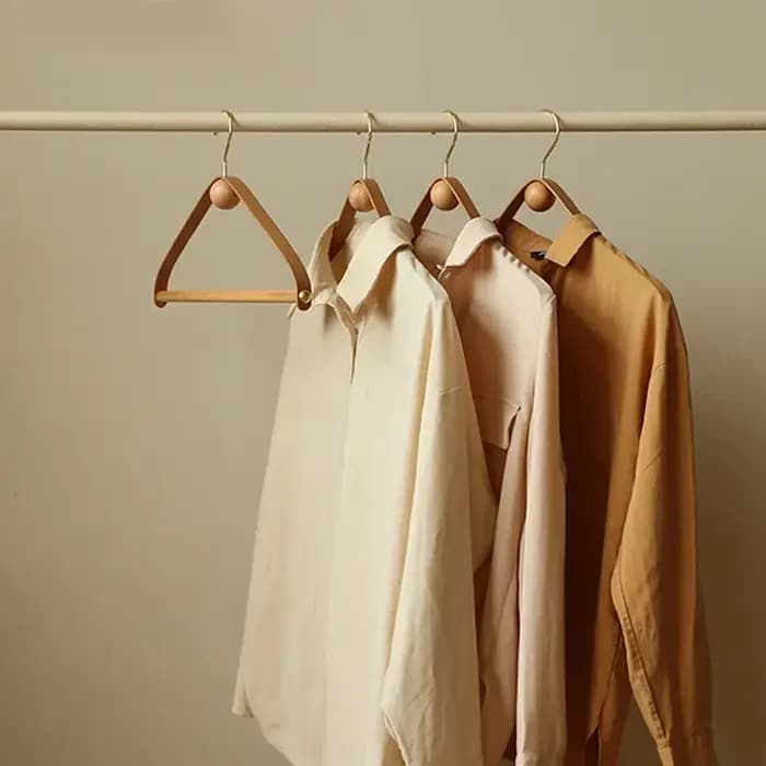 Cintres vintage en cuir et bois pour manteaux et pantalons – Présentoir