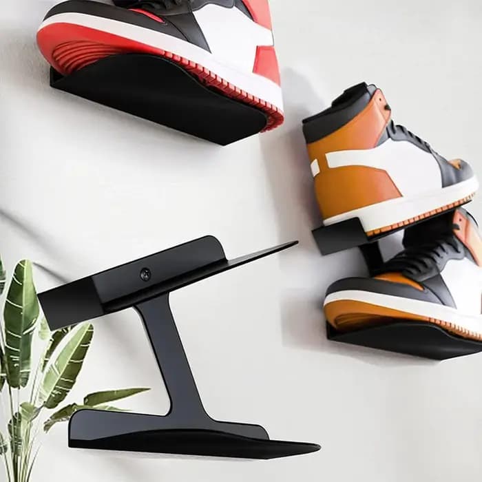 Étagère murale noire et blanche pour chaussures de sport homme et femme