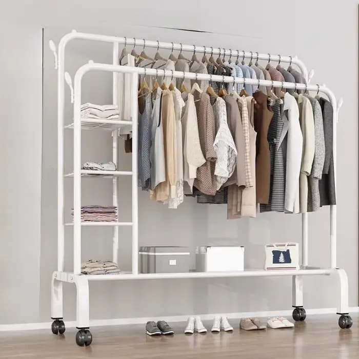 Petites étagères de garde-robe en métal