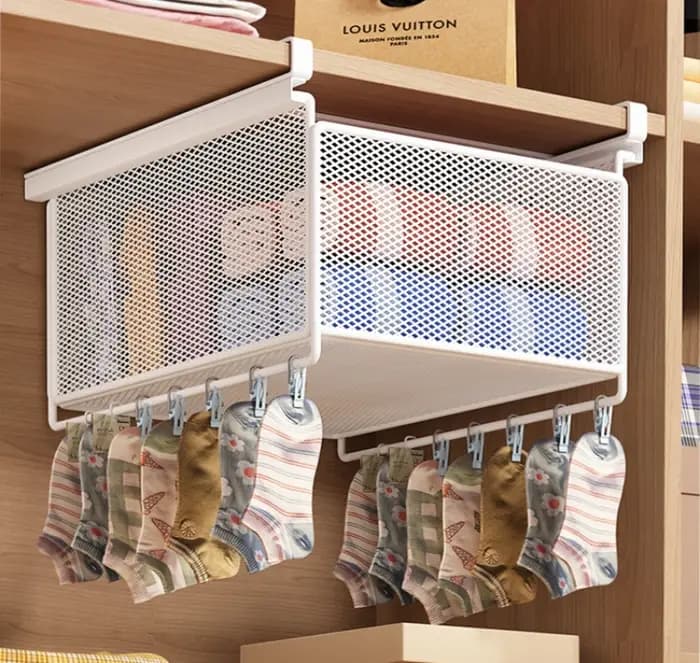 Panier de rangement coulissant suspendu sous armoire