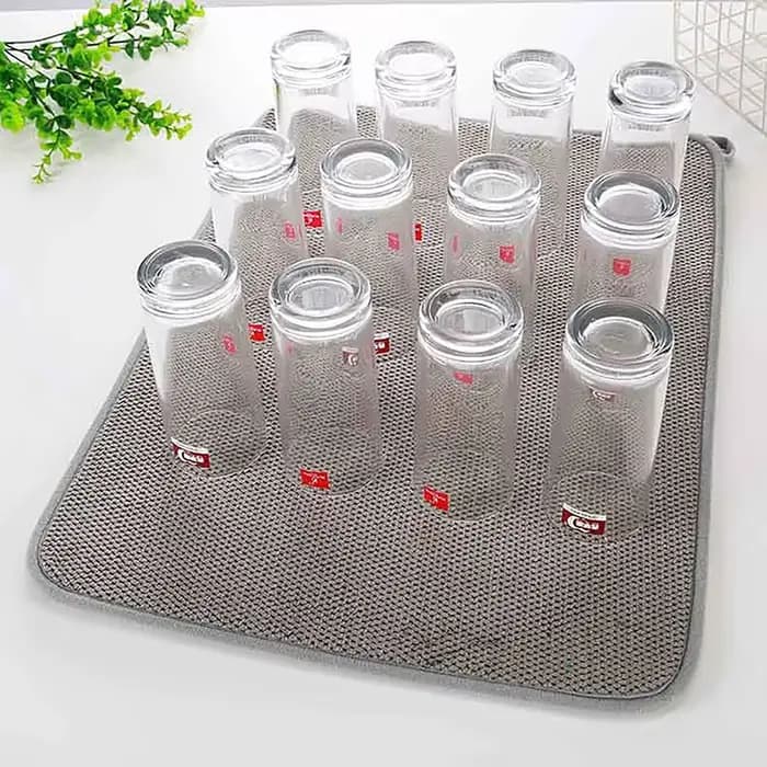 Tapis de séchage de vaisselle dans l'armoire