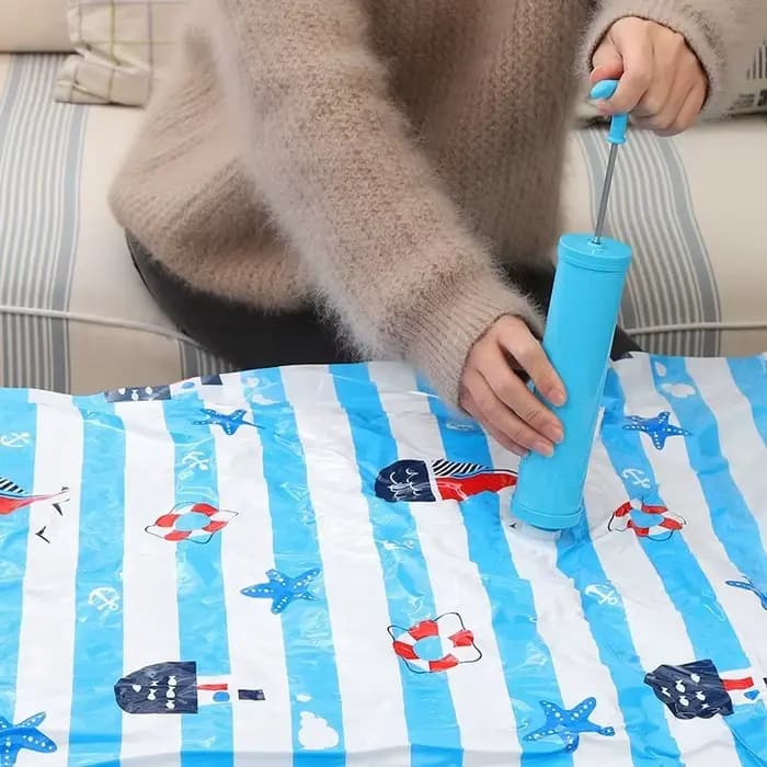 Pompe à vide manuelle pour sacs de rangement sous vide