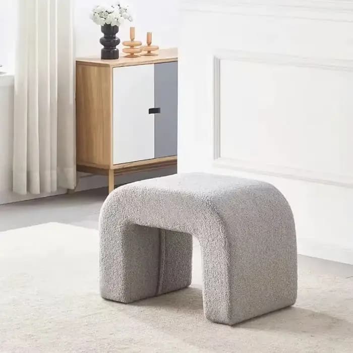 Banc à langer pour chaussures à l'entrée du couloir