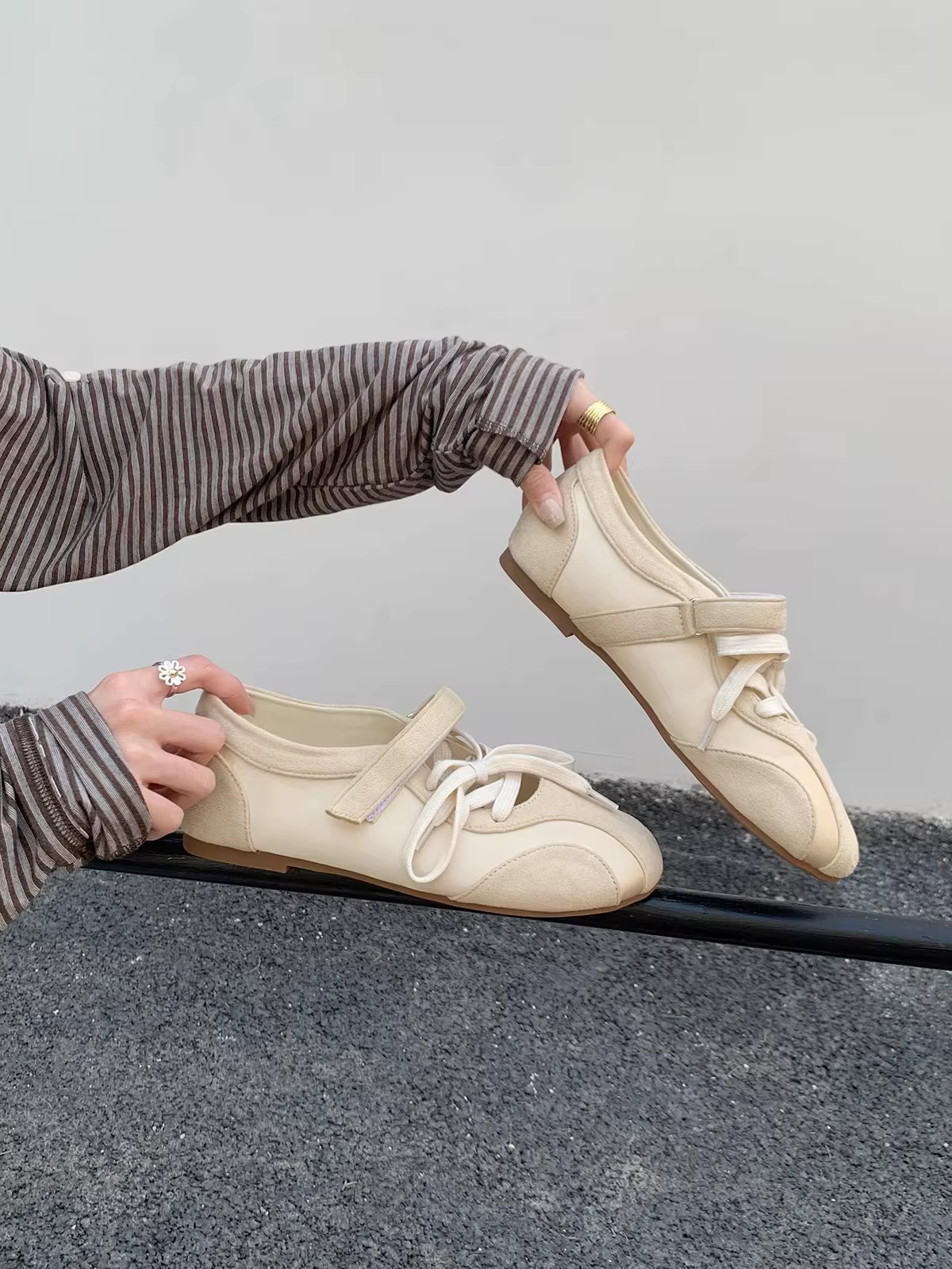 Chaussures plates à brides pour femme, collection Printemps 2026