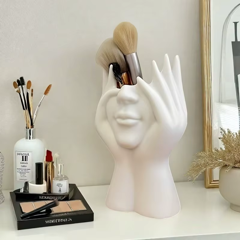 Boîte à maquillage moderne avec miroir et porte-pinceaux. Design élégant en forme de cœur, grande ca