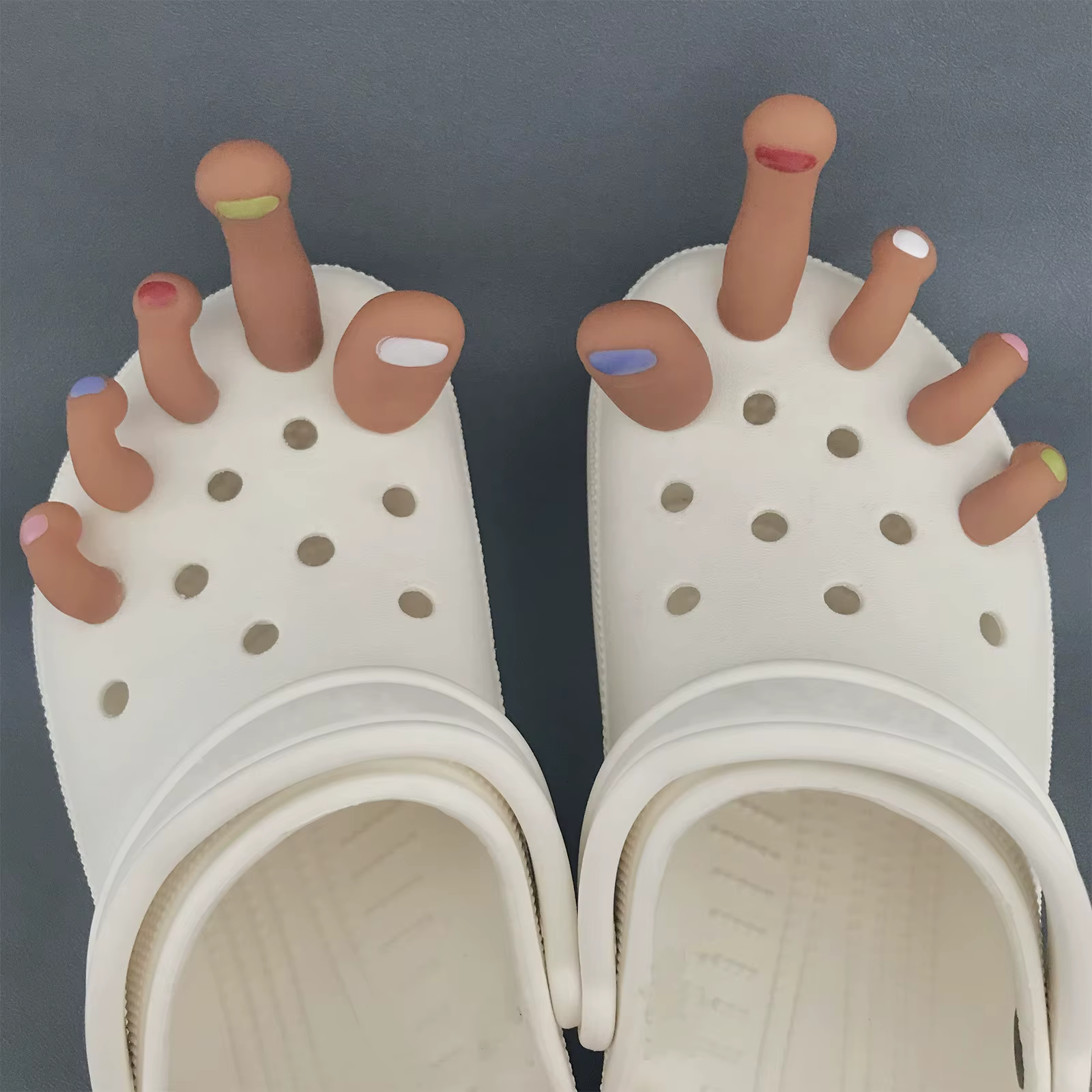 Breloques de chaussures à trous de pieds de dessin animé intéressants, décorations avancées en caout