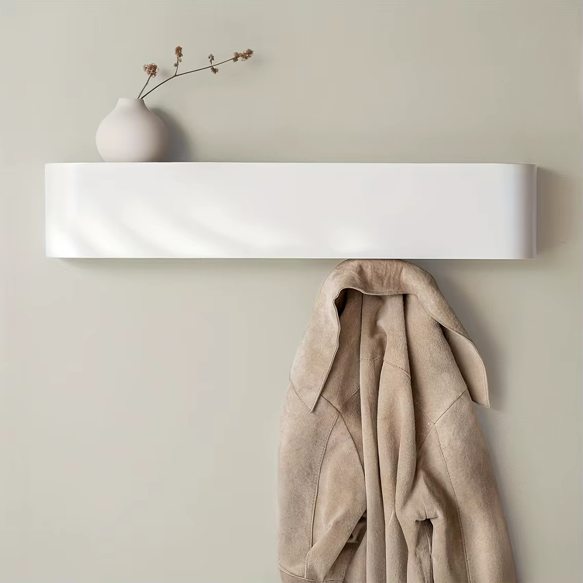 Porte-manteau mural moderne avec crochets et étagère cachés. Économie de l'espace, bois massif et fe