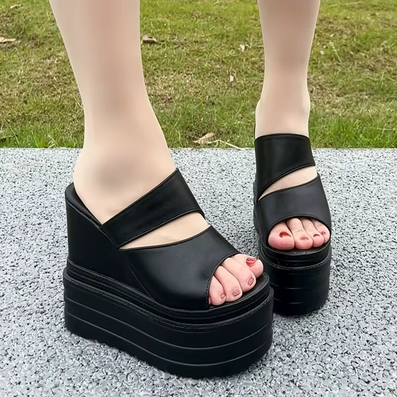 Chaussons élégants pour femmes à talons hauts de 13 cm. Haut de la semelle d'environ 15 cm. Mules à 