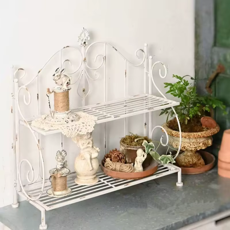 Étagère de jardin vintage en métal blanc, présentoir décoratif à 2 niveaux avec design à défilement,