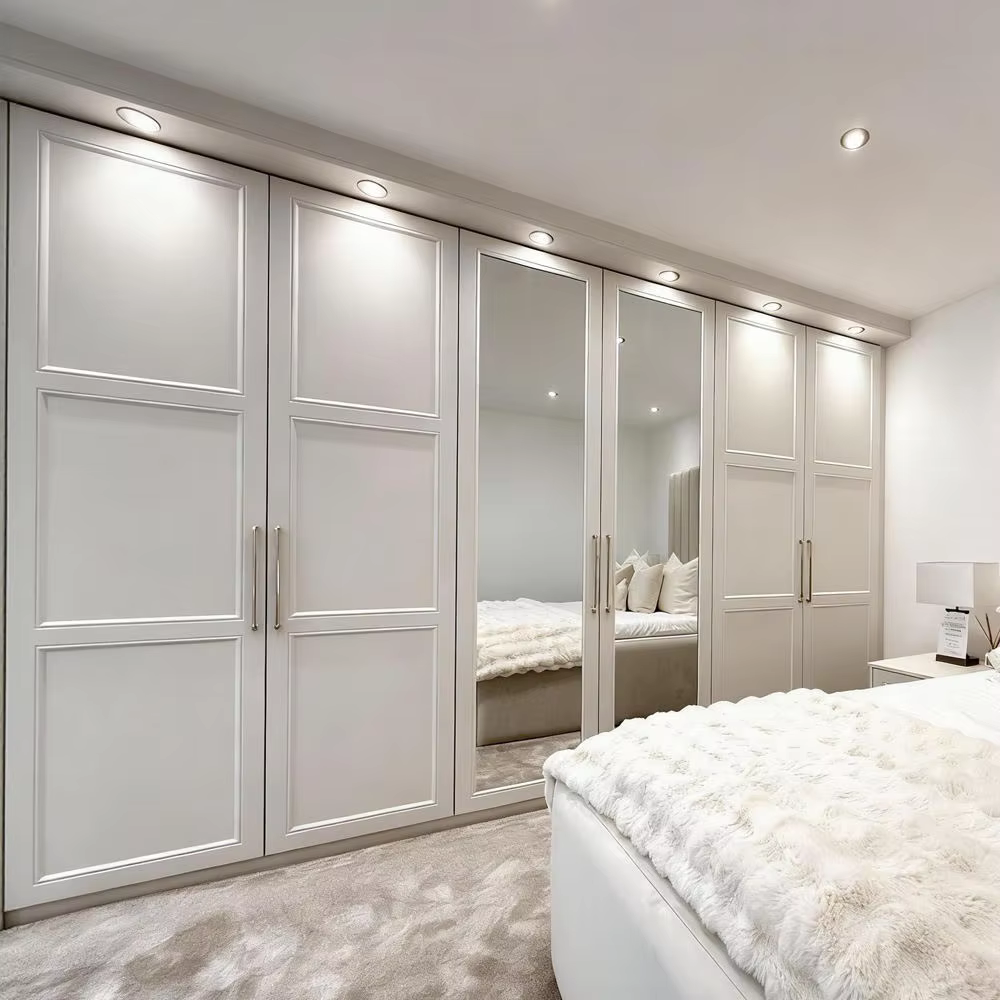 Armoire moderne à portes coulissantes miroir, système en bois blanc sur mesure, solution de rangemen