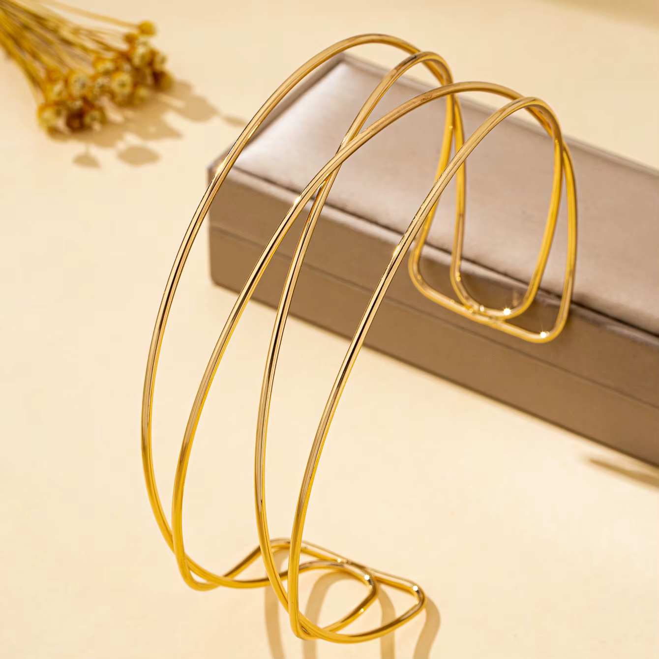 Collier pour femme aux lignes simples et au design élégant, adapté au quotidien et aux soirées