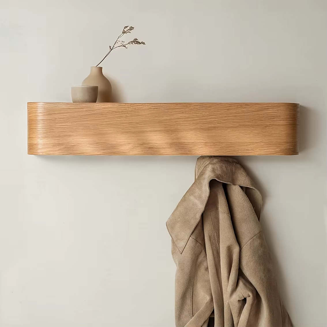 Porte-manteau mural moderne avec crochets et étagère cachés. Économie de l'espace, bois massif et fe
