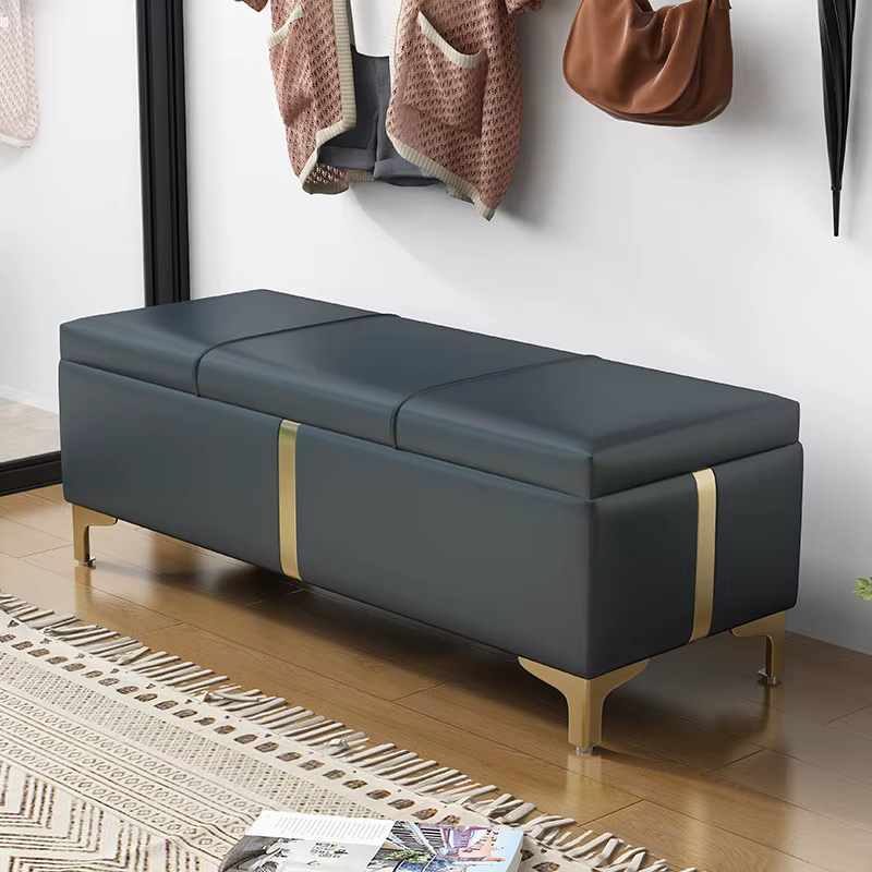 Armoire à chaussures, petit tabouret à l'entrée de la maison