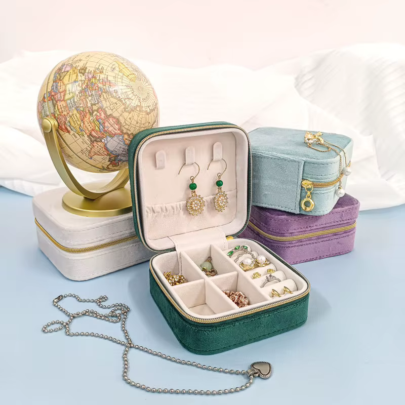 Fourniture exclusive transfrontalière de boîtes à bijoux en velours avec plusieurs compartiments pour bagues