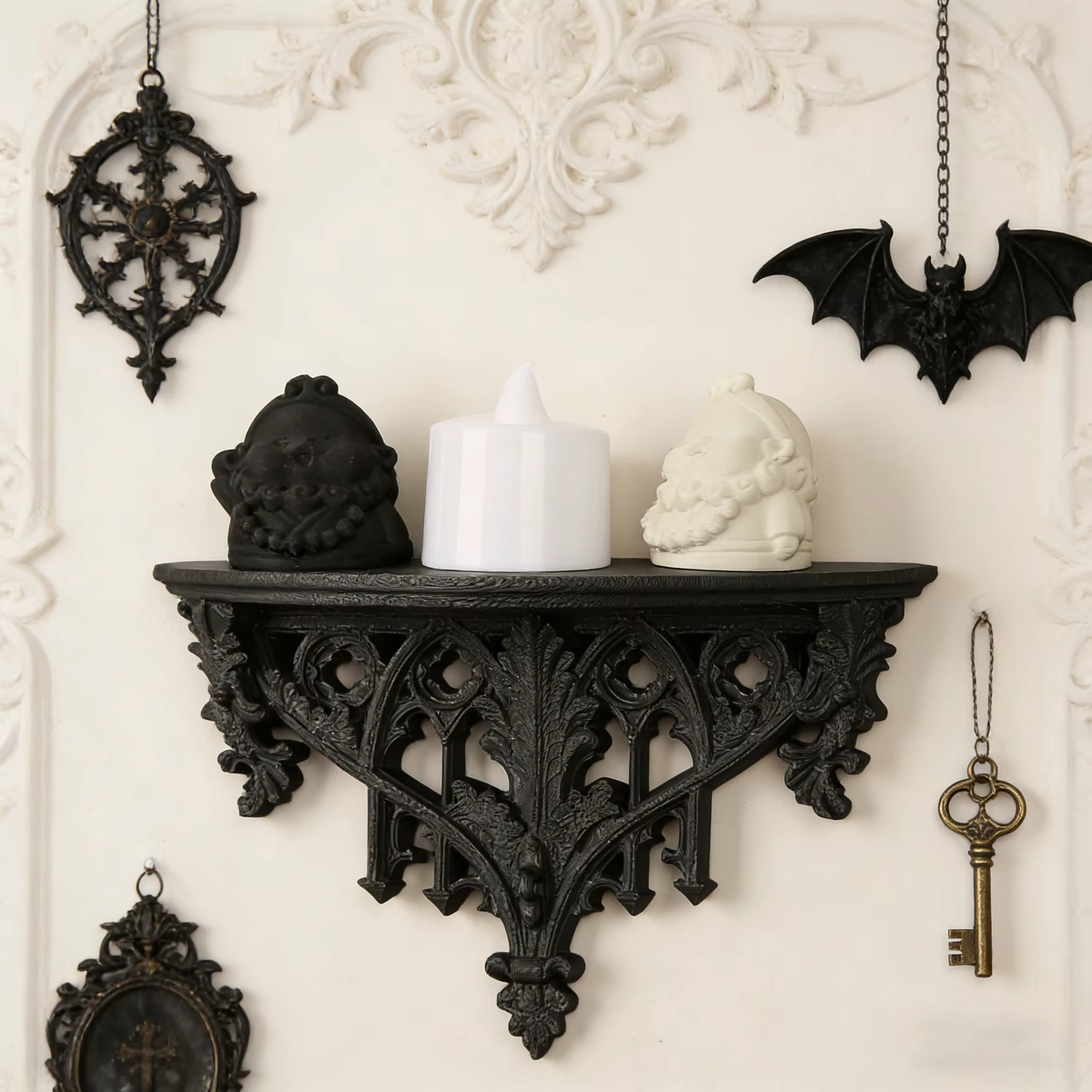Étagère murale triangulaire sculptée de style gothique transfrontalier pour rangement et décoration