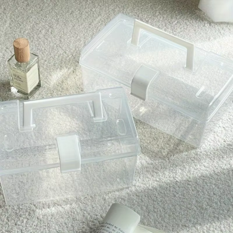 La grande boîte de rangement transparente à poignée