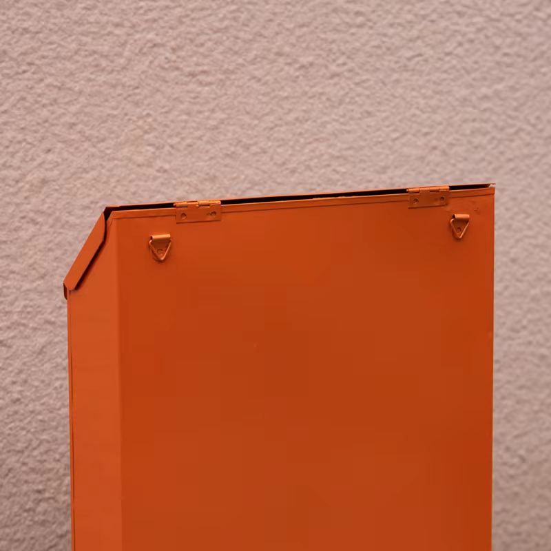 Boîte aux lettres murale avec couvercle en acier