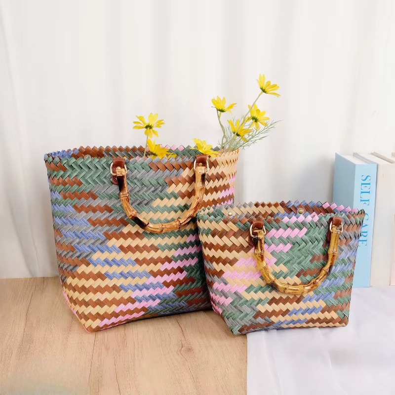 Panier de rangement tissé en plastique tendance avec motifs colorés